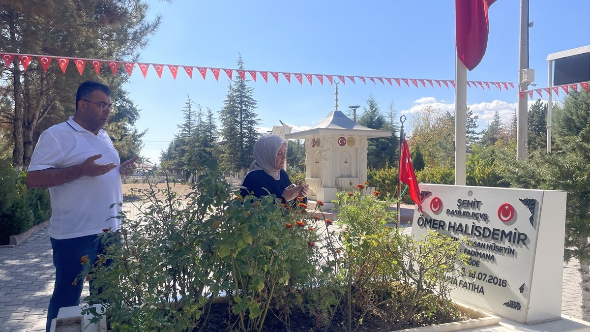 FETÖ elebaşı Gülen’in ölmesinin ardından Ömer Halisdemir’in kabrine ziyaret